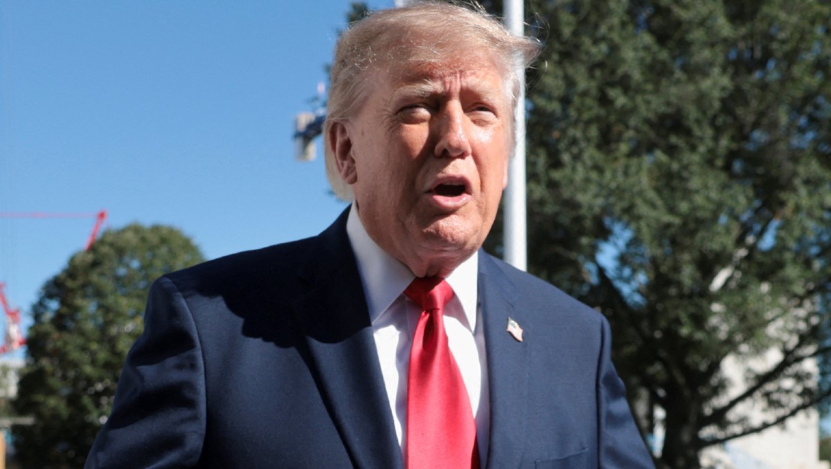 Trump desnudo y cargado en hombros: así es la estatua del presidente de EU que se exhibe en el Parlamento Europeo | FOTO