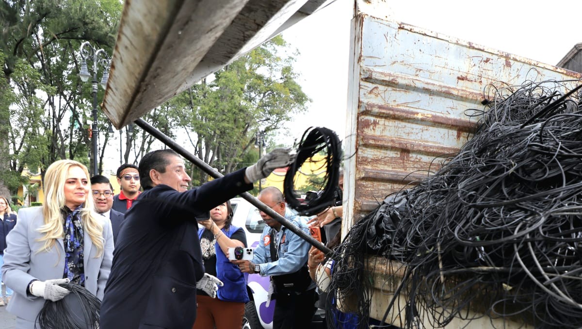 Guiovani Gutiérrez Aguilar arranca el operativo de retiro de cableado.| Foto: Especial