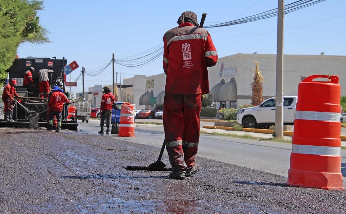 Intensifican bacheo en Torreón tras daños al pavimento por lluvias.|