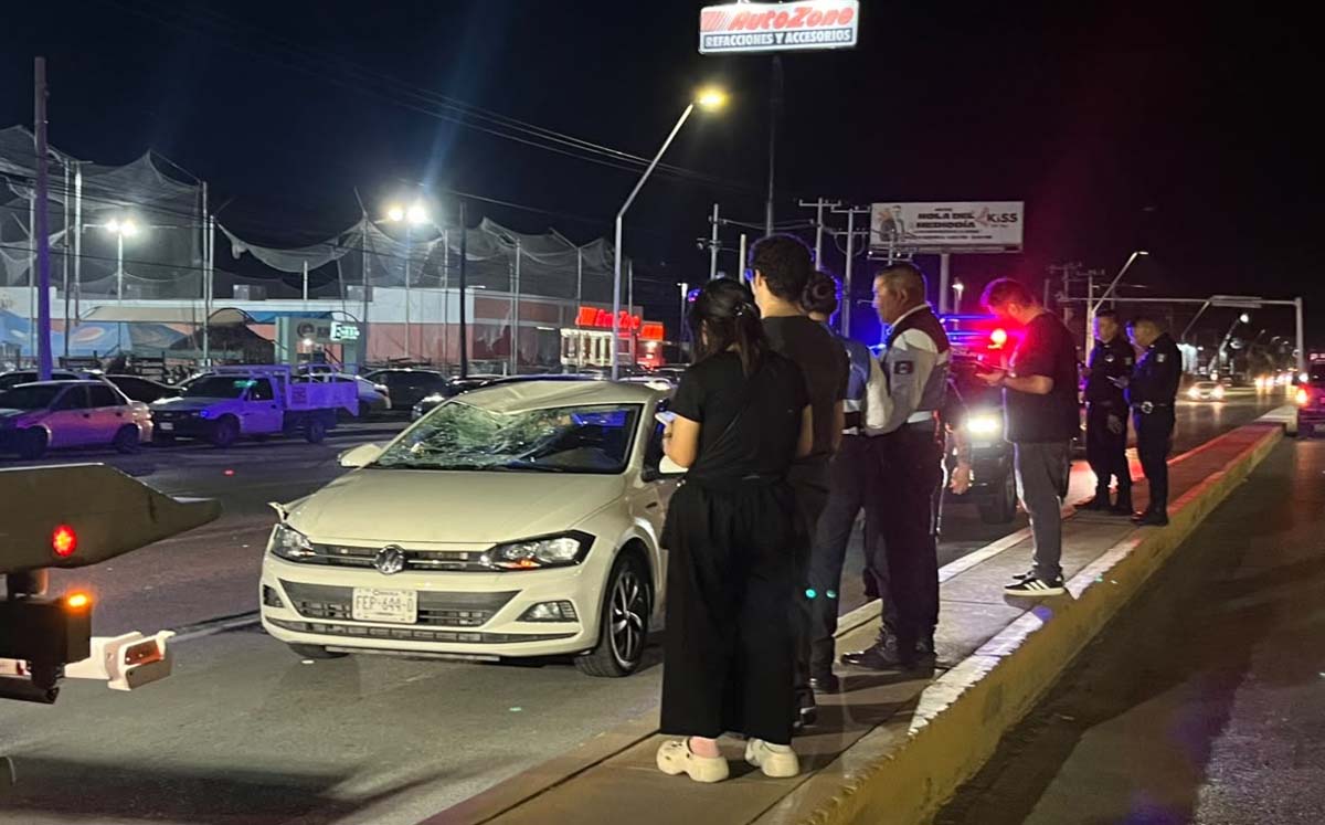 Joven grave tras ser arrollado en carretera Torreón-Matamoros. | Foto: Alejandro Escobedo
