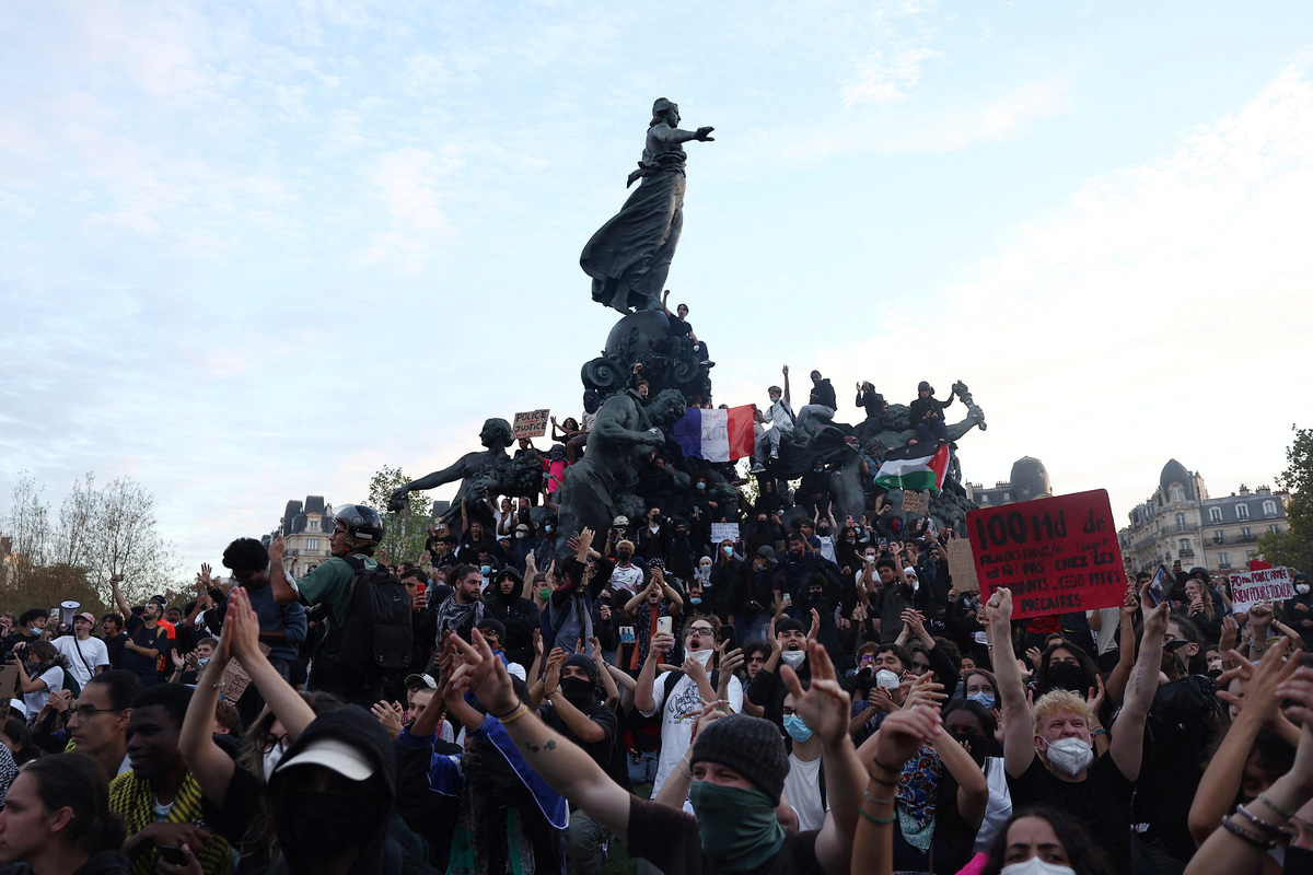 Manifestantes se reúnen en la plaza de la Nación durante una protesta de estudiantes de secundaria y universitarios. | Reuters