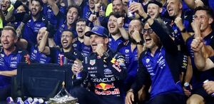 Max Verstappen consiguió su primera victoria en la temporada 2026 de la F1 tras ganar el Gran Premio de Bahréin.