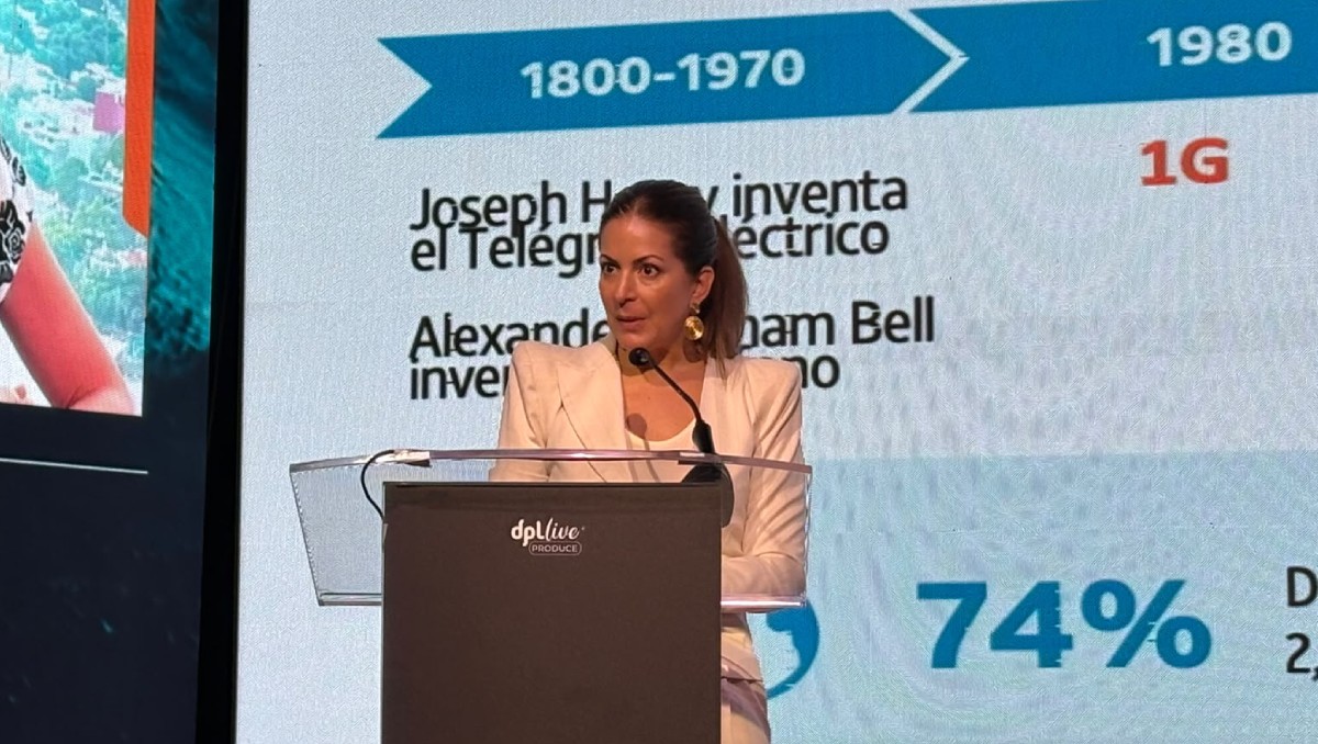 Mónica Aspe, de AT&T México, destaca la necesidad de políticas de espectro competitivas para impulsar el desarrollo digital. | Foto: Especial