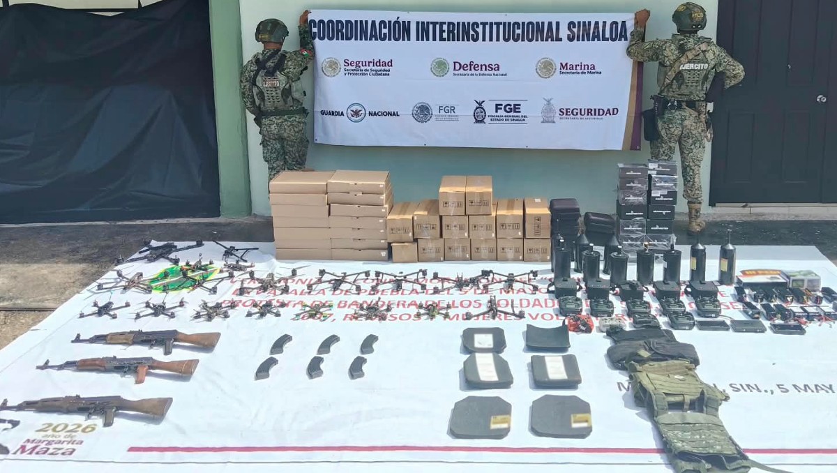 En el operativo en sinaloa se incautaron explosivos improvisados, material táctico y equipo para manejo de drones. | Foto: Especial