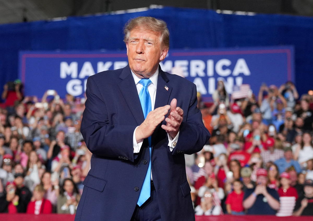 El presidente de Estados Unidos, Donald Trump, aplaude durante un mitin en el Pinnacle Bank Expo Center en Grand Island, Nebraska. | Reuters