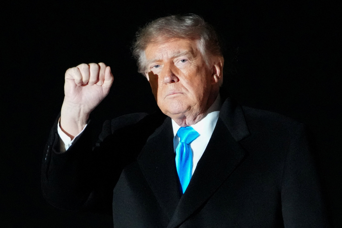 El presidente de Estados Unidos, Donald Trump, hace un gesto a su llegada a la Base Conjunta Andrews. | Reuters