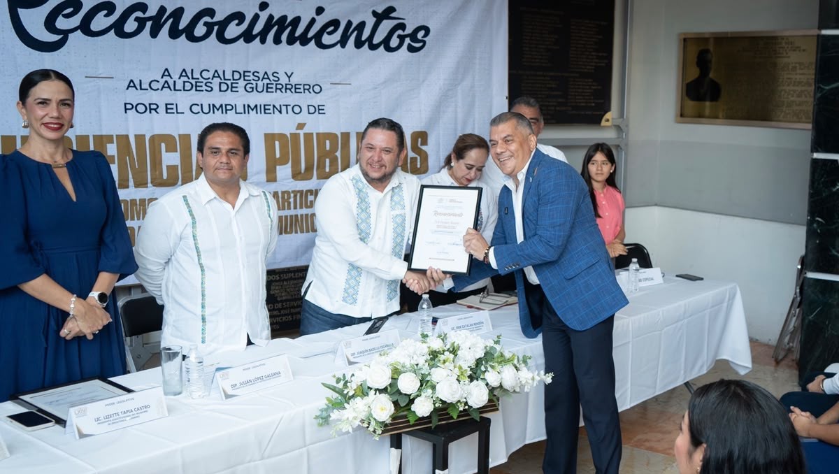 Reconocen al alcalde de Iguala en el Congreso de Guerrero por las Audiencias Ciudadanas.| Foto:Especial