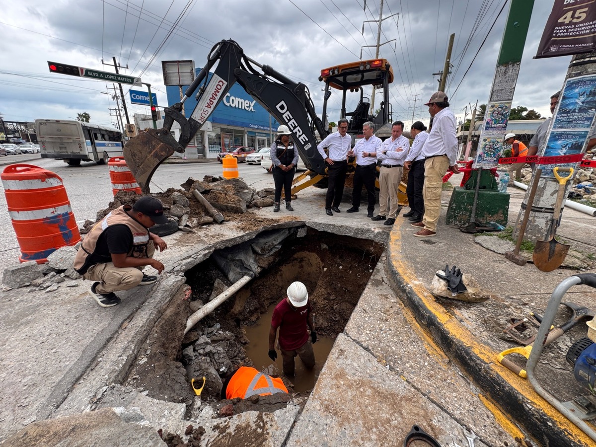 Socavón daña tuberías de agua y drenaje en transitado cruce de Ciudad Madero