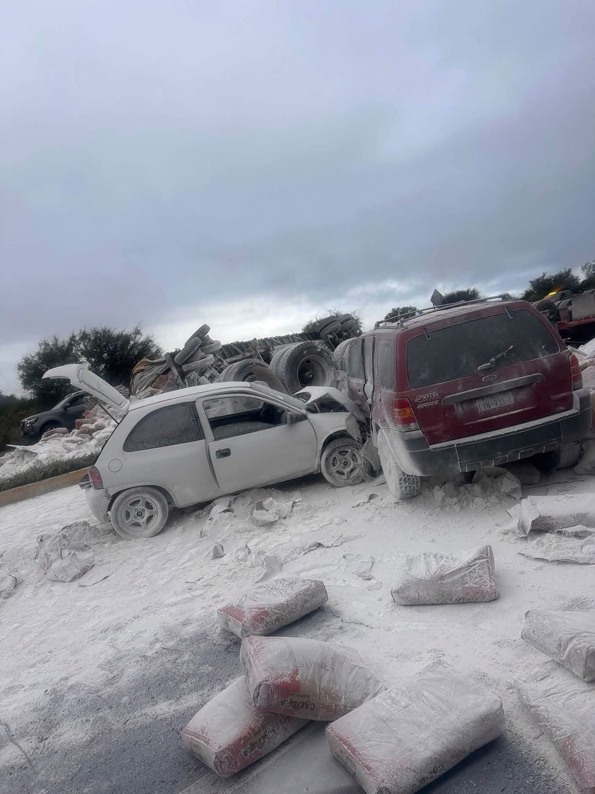 Volcadura de tráiler deja dos lesionados en carretera de Hidalgo. (Cortesía)