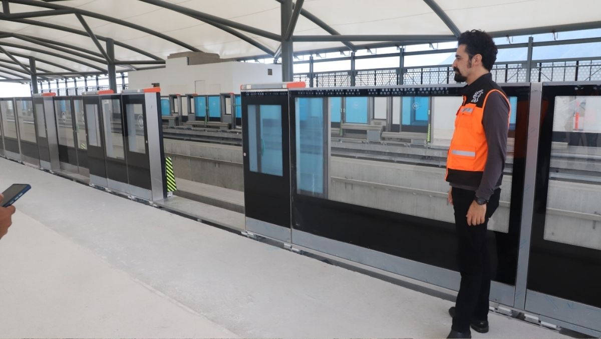 Abraham Vargas, director de Metrorrey, en un recorrido por la Estación Churubusco. Foto: Especial