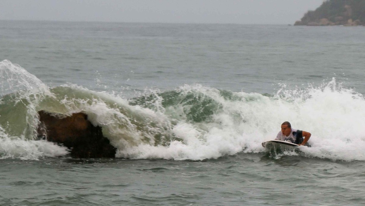 "Ciclón Vance en la costa: Olas picadas y un deportista en acción bajo un cielo amenazante." | Foto:Cuartoscuro