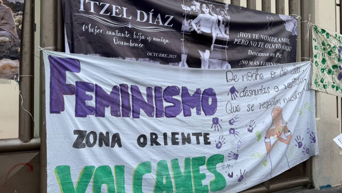 Las colectivas mantienen una manifestación afuera de los juzgados de Huitzilzingo para pedir justicia por la joven. | Foto: Zuleyma García