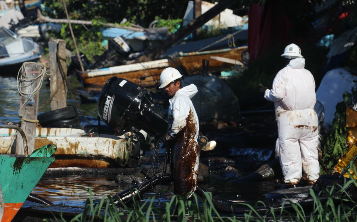 Derrame de hidrocarburo contamina el río Pánuco y afecta a pescadores