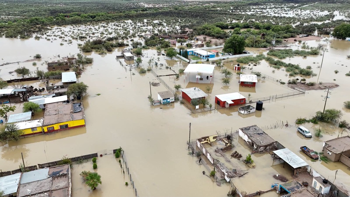 Evalúan reubicar familias tras inundaciones en el ejido Amapolas. | Foto: cortesía del gobierno de Durango.