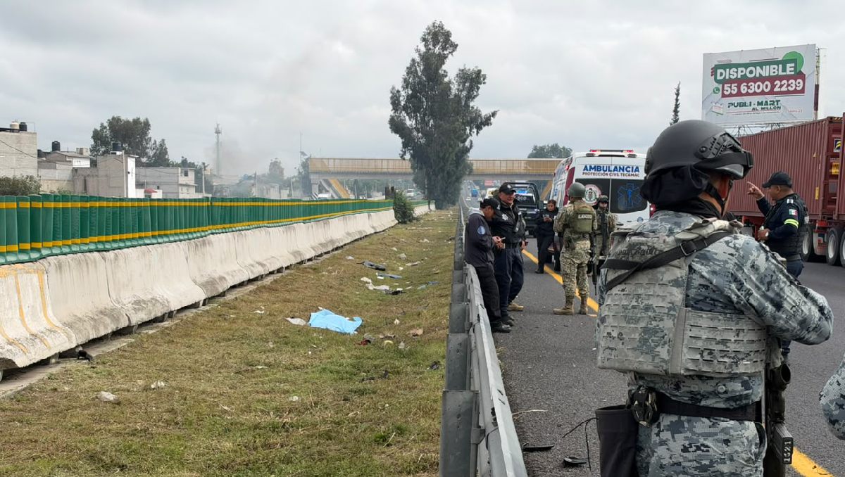 Además, de la extremidad, se localizó un rastro hemático sobre los carriles de la autopista. | Foto: Osvaldo Müller