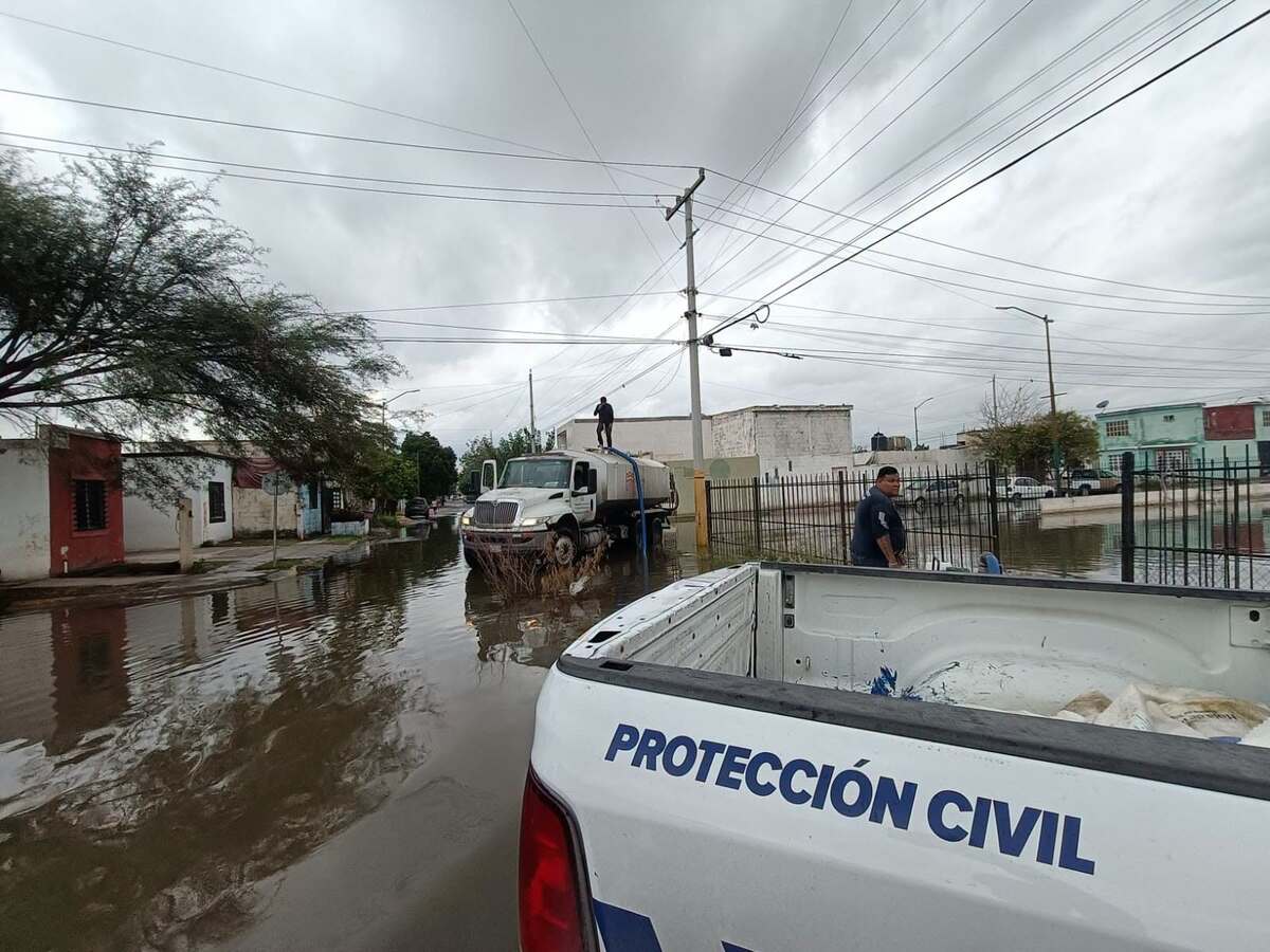 Familias afectadas por las lluvias del 2 de octubre reportan daños en viviendas y vehículos.| Foto: Protección Civil y Bomberos de Torreón.