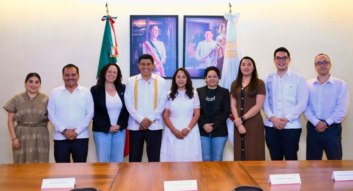 Gobernador Salomón Jara y equipo de UNICEF México durante la presentación de resultados para la protección infantil.| Foto: Especial