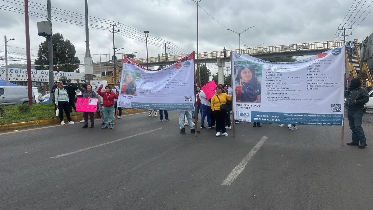 Los manifestantes bloquean la México-Texcoco, en los carriles con dirección a CdMx. | Foto: Zuleyma García