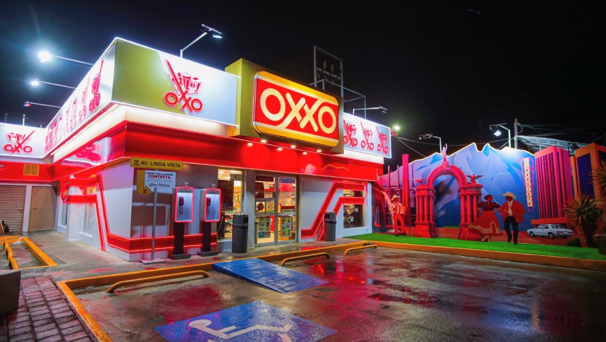 Oxxo Guadalupe, en Nuevo León, recupera códigos gráficos y elementos visual. | Foto: Especial