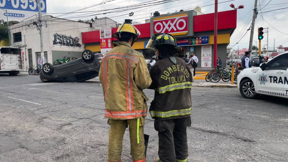 Paramédicos atendieron en el lugar a cuatro personas que resultaron lesionadas tras el fuerte accidente en Toluca. | Foto: Especial