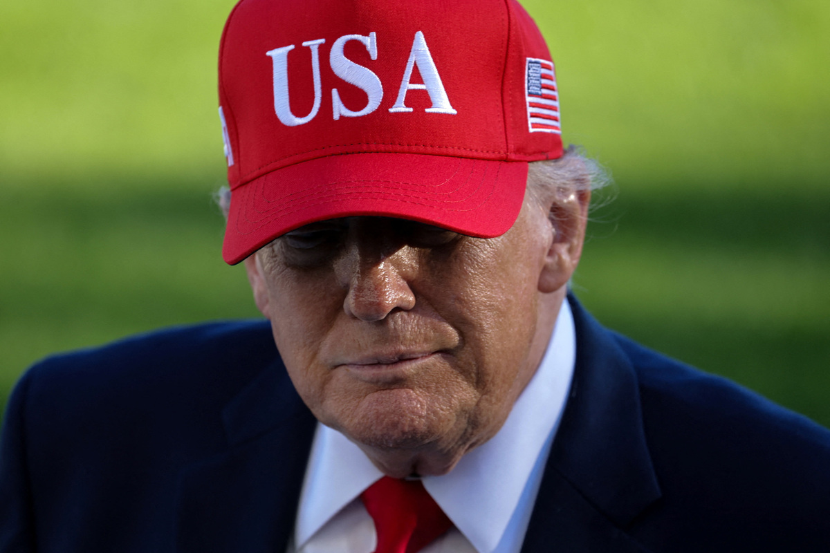 El presidente de Estados Unidos, Donald Trump, habla con los periodistas tras llegar a bordo del helicóptero Marine One. | Reuters