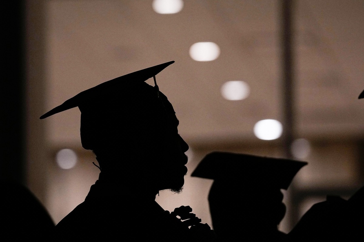 El programa OPT permite que los estudiantes internacionales adquieran experiencia práctica. | AP