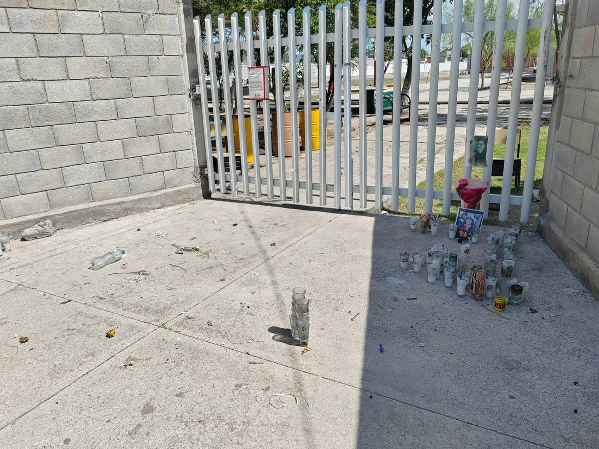 Dan de alta a profesor herido en ataque a secundaria de Torreón. | Foto: Alejandro Castañeda.
