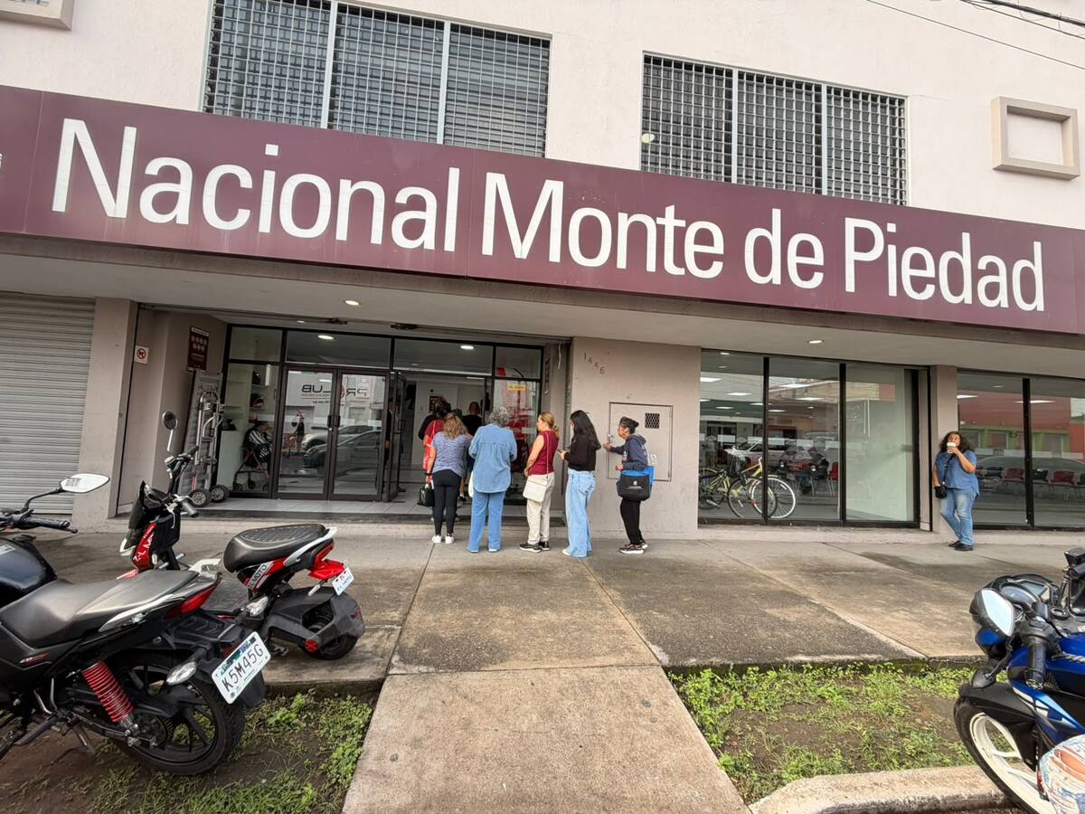 Usuarios acudieron al Monte de Piedad tras su reapertura. (Roberto Hurtado)