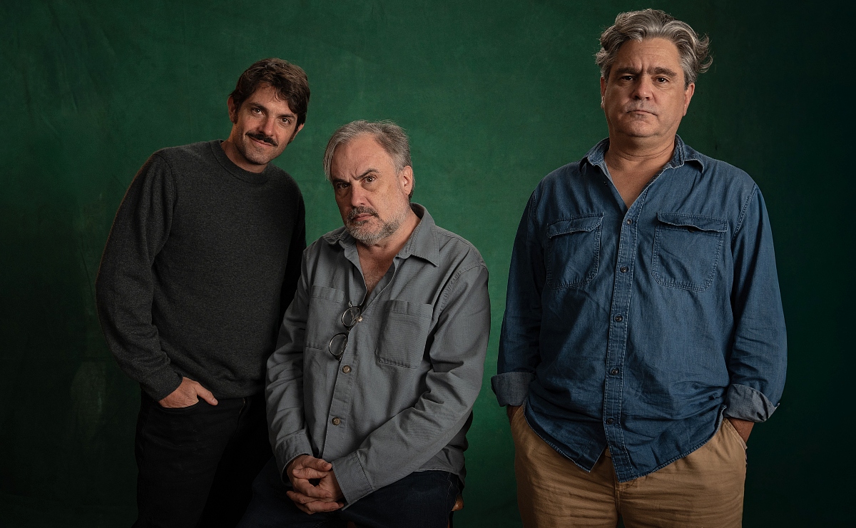 El actor José María de Tavira, el director Antonio Castro y el actor Martín Altomaro, de la obra ‘No fue penal’. (Península Films & Entertainment)