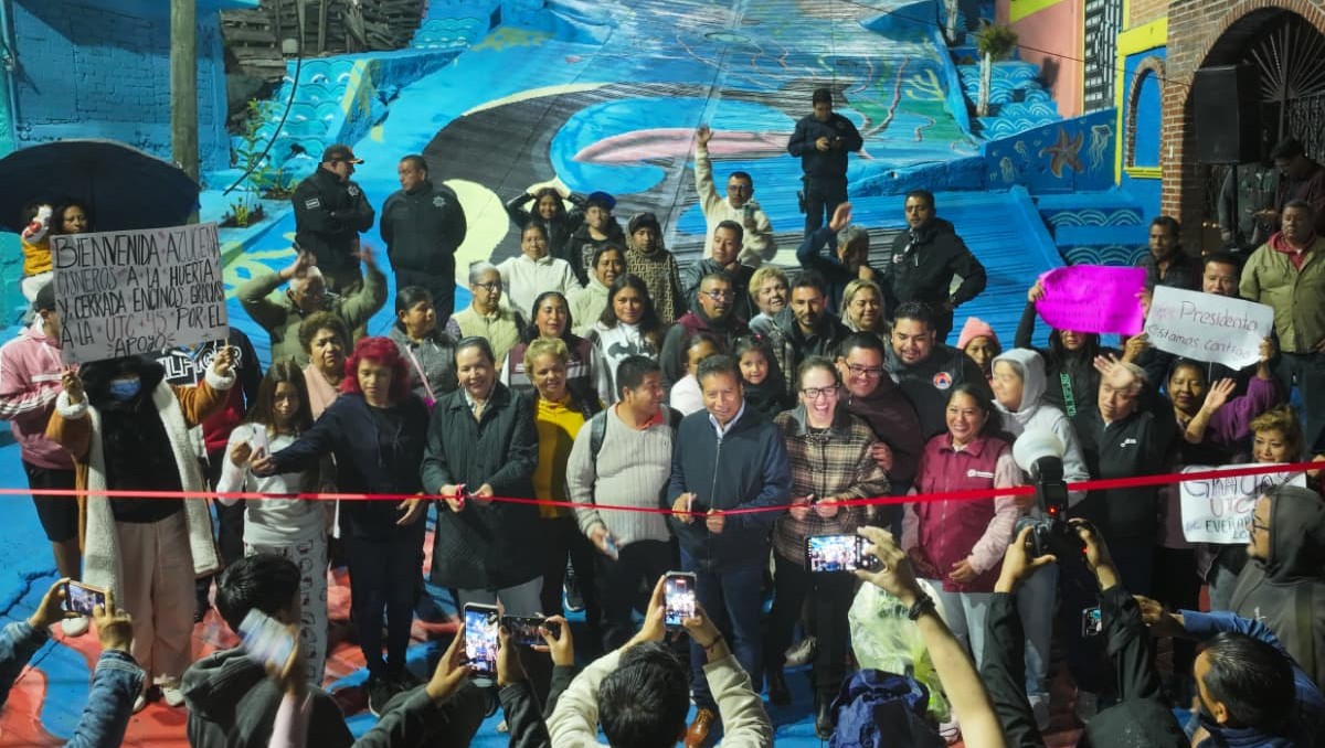 La alcaldesa de Ecatepec, Azucena Cisneros Coss, encabeza el corte de listón inaugural del Sendero Seguro en la calle Encino.| Foto: Especial