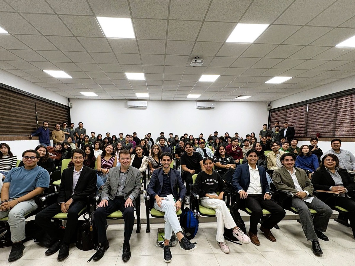Aleco Irarragorri, Presidente de Club Santos Laguna, sostuvo una plática y convivencia con alumnos de la UAL. (Cortesía UAL)