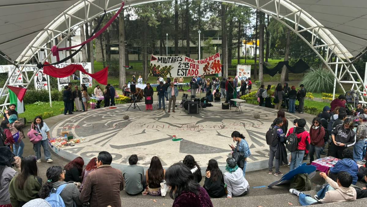 Alumnos de la UAEMéx reunieron apoyo económico para la madre de Julio César Mondragón, normalista de Ayotzinapa. | Foto: Bernardo Jasso