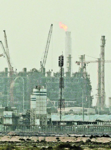 Arabia Saudita y Emiratos Árabes poseen grandes provisiones de hidrocarburos. Reuters