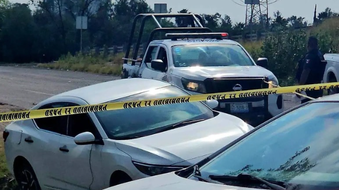 El auto de la víctima fue abandonado sobre la avenida Hidalgo. | Redes Sociales