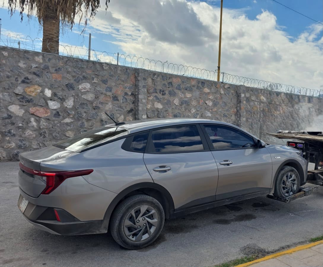 Detienen a hombre y recuperan auto robado en Torreón. | Foto: DSPM Torreón.