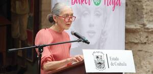 Dio un breve discurso e hizo un performance de poesía con los asistentes. (Foto: Especial)