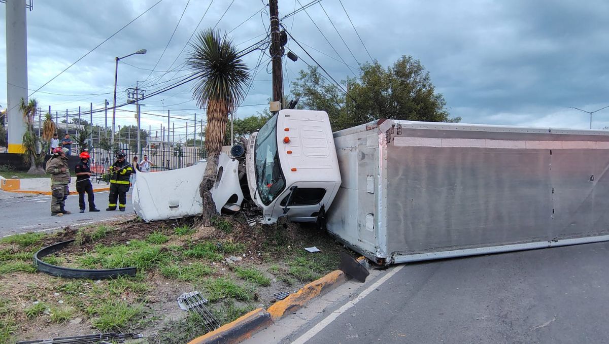 Elementos de Protección Civil y la Cruz Roja atendieron al chofer de un camión cargado con abarrotes | Agustín Martínez