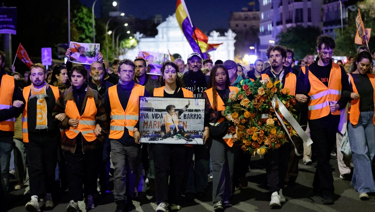 Manifestantes marchan desde la Puerta del Sol, donde han acampado por días, hasta el edificio donde vivía Maricarmen | Foto: AP