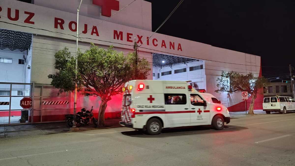 El menor fue trasladado por sus familiares a las instalaciones de la Cruz Roja Mexicana. | Alejandro Escobedo