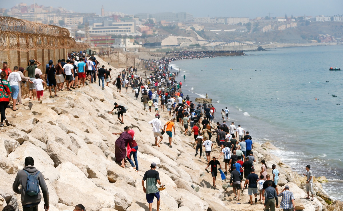 Miles de jóvenes marroquíes tratan de cruzar la valla fronteriza con Ceuta. (EFE)