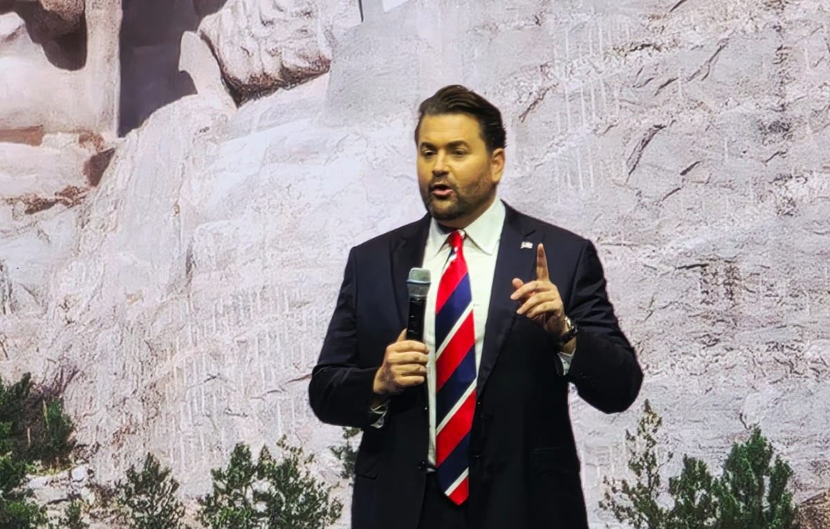 Nick Adams, representante de EU ante el WTTC, defendió el impacto económico del turismo.