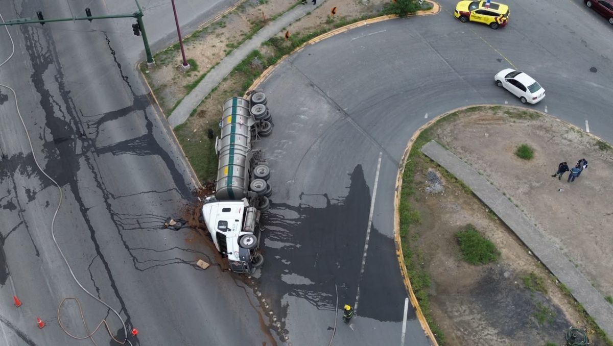 Pipa cargada con etanol se vuelca en avenida Lincoln y Bicentenario | Ángel Mercado