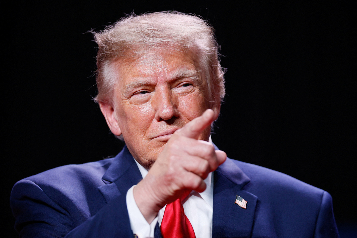 El presidente de Estados Unidos, Donald Trump, señala con el dedo durante un mitin de campaña. | Reuters