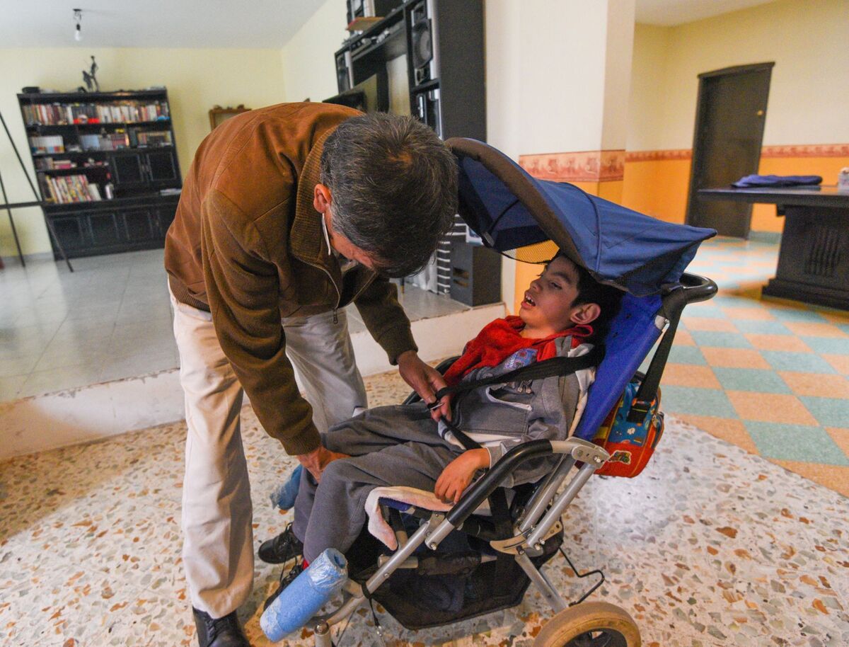Raúl Díaz Fierro cuida a su nieto Evan, un pequeño que vive con parálisis cerebral infantil y cuadriplejia. | Cuartoscuro / Crisanta Espinosa Aguilar