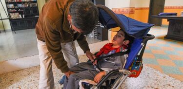 Raúl Díaz Fierro cuida a su nieto Evan, un pequeño que vive con parálisis cerebral infantil y cuadriplejia.