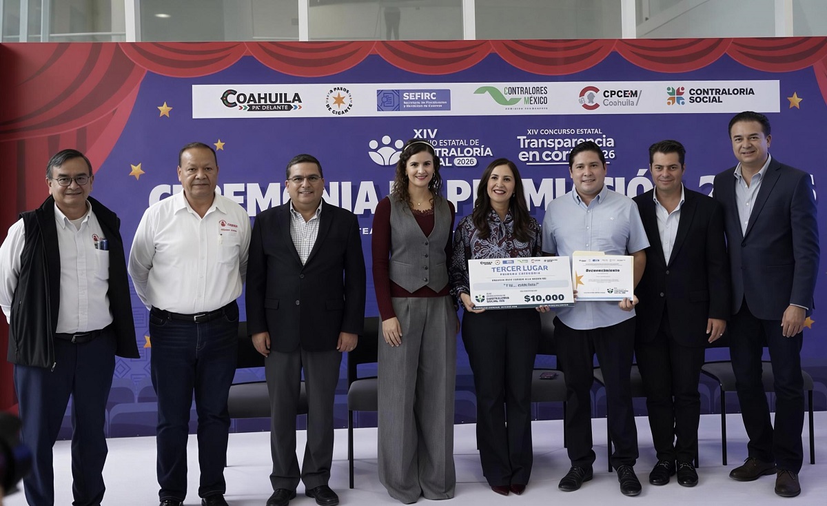 Rogelio Perales Puente recibiendo su reconocimiento. (fotografía de la UAdeC)