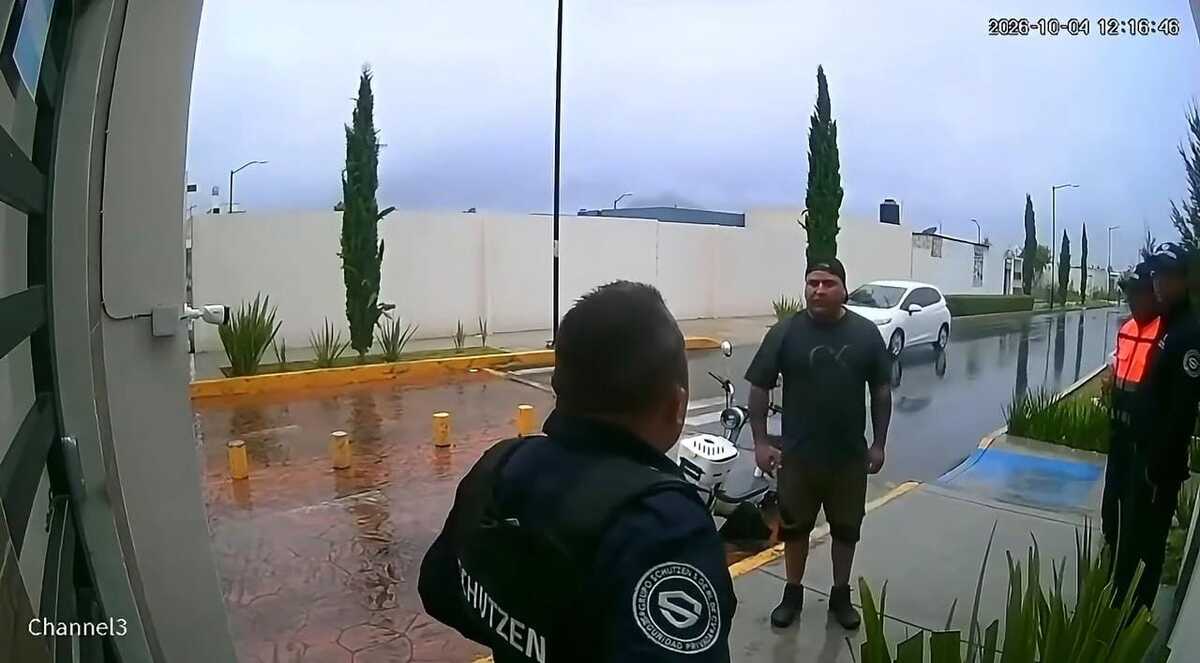 Sujeto agrede a guardias de seguridad en el fraccionamiento Paseos de Chavarría en Mineral de la Reforma. (Redes Sociales)