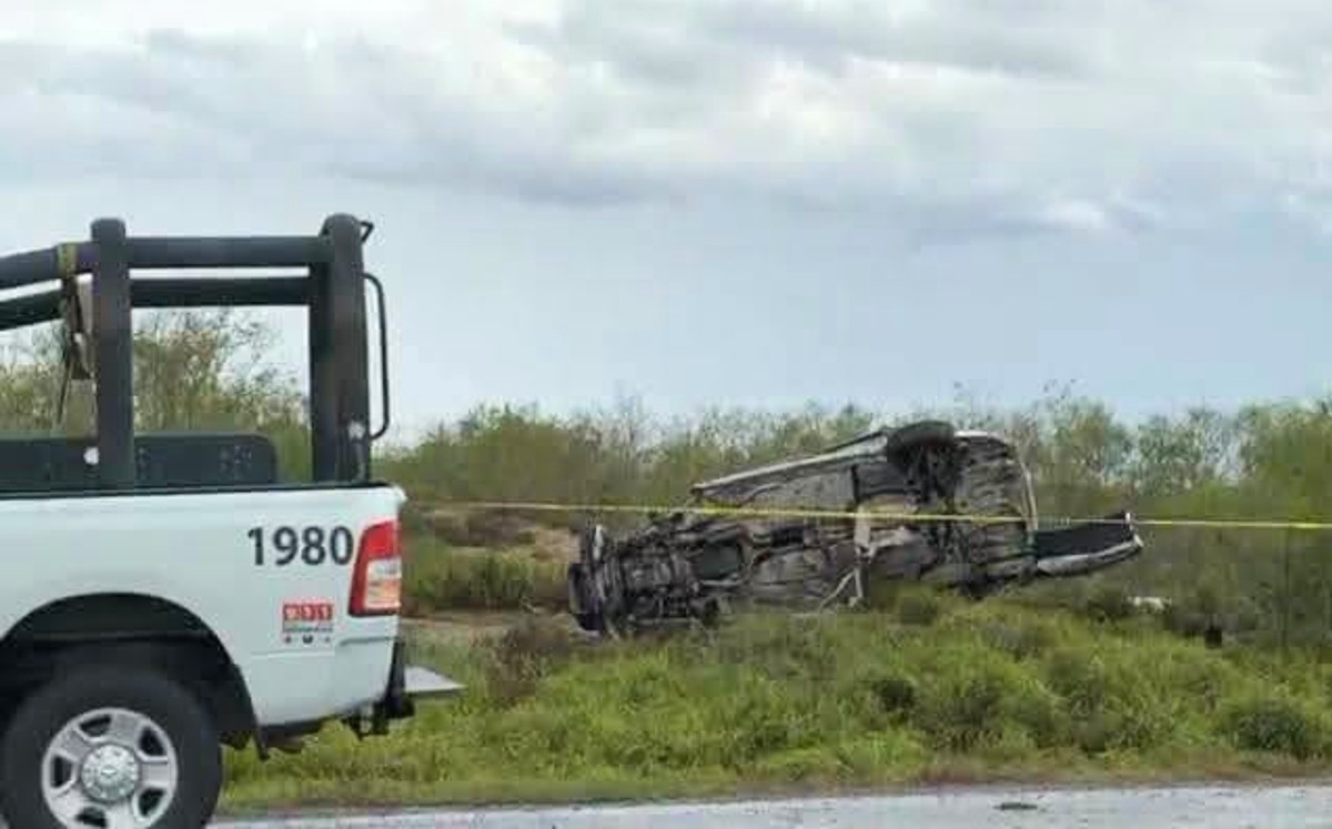La unidad de la Guardia Estatal quedó volcada a un costado de la carretera Matamoros-Victoria. | Redes Sociales