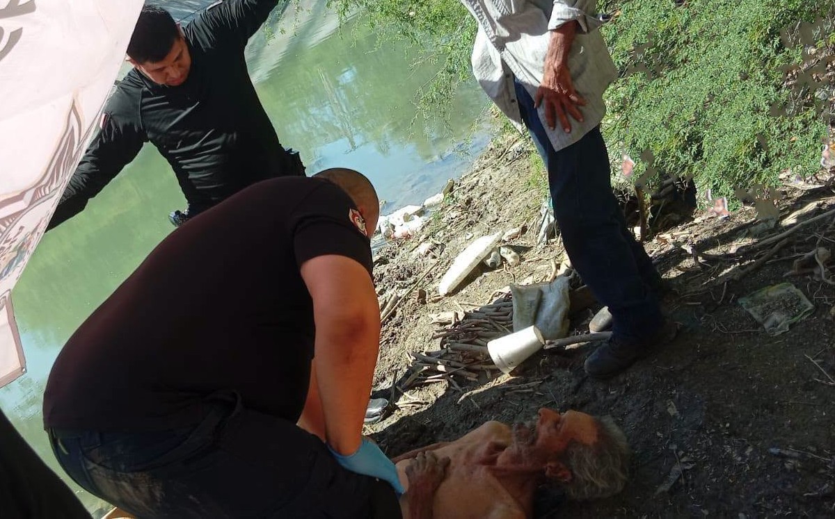 Abuelito tirado a un costado del canal Rodhe, en Reynosa. | Colectivo Amor Por los desaparecidos.