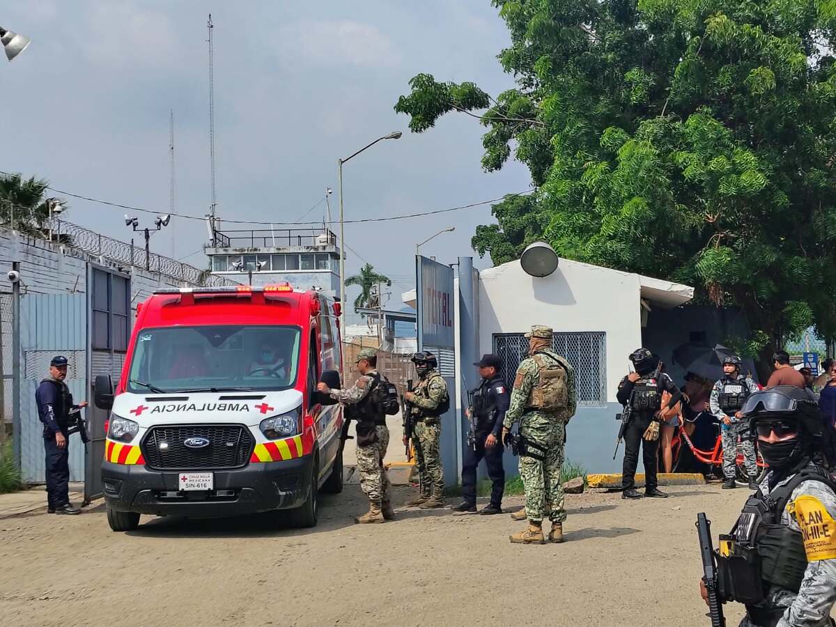 Ambulancia saliendo del penal de El Castillo, en Mazatlán. | Especial